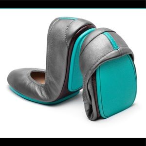 Tieks metallic silver gray flats size 9 in great condition! Metallic pew…